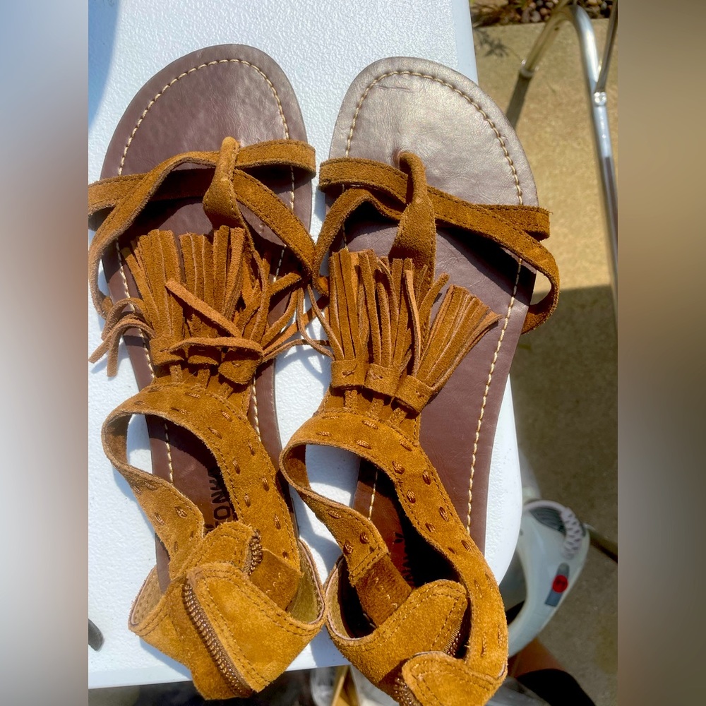 Adorable Minnetonka Fringe Sandals